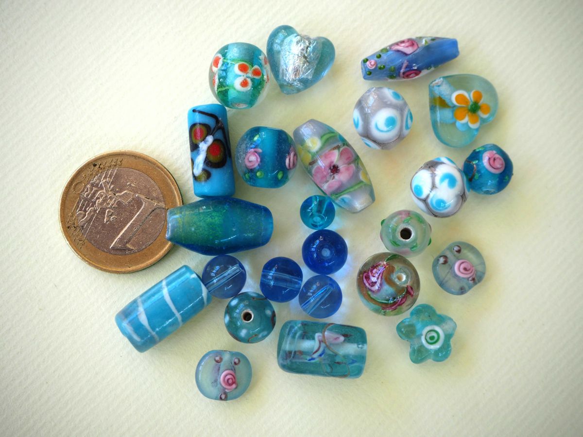 Lot de 23 perles en verre différentes  tons turquoise avec fleurs, argent et motifs