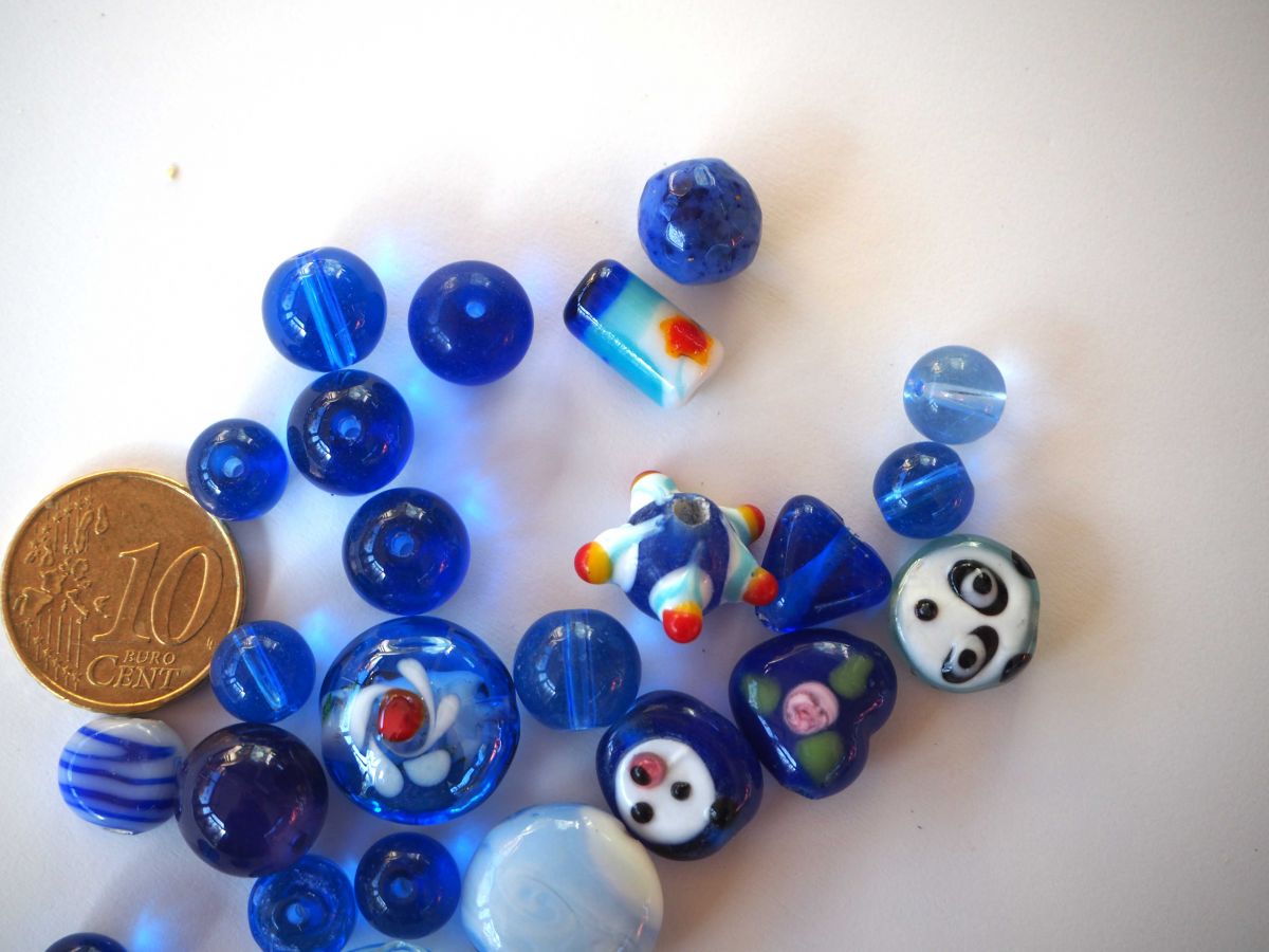 Lot de 23  perles en verre différentes, tons bleu foncé et fantaisies
