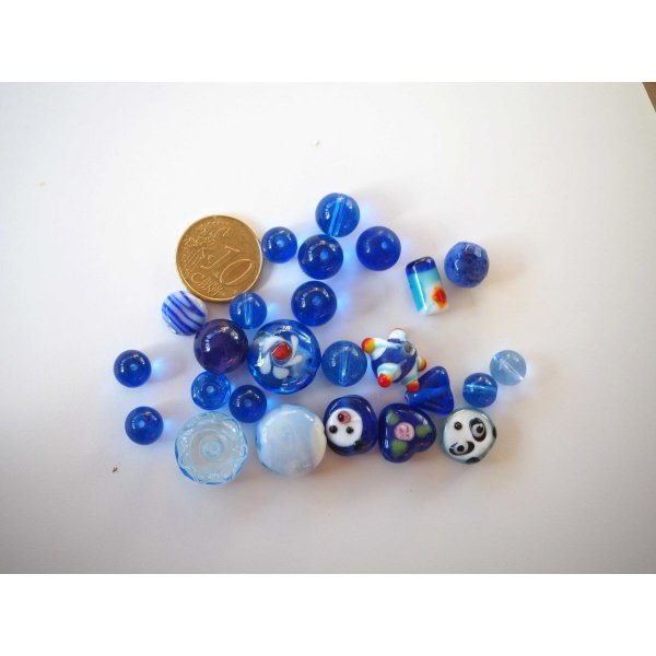Lot de 23  perles en verre différentes, tons bleu foncé et fantaisies