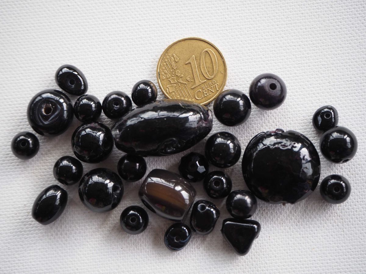 Lot de 26 perles en verre différentes, tons noirs  brillant 8 à 25mm