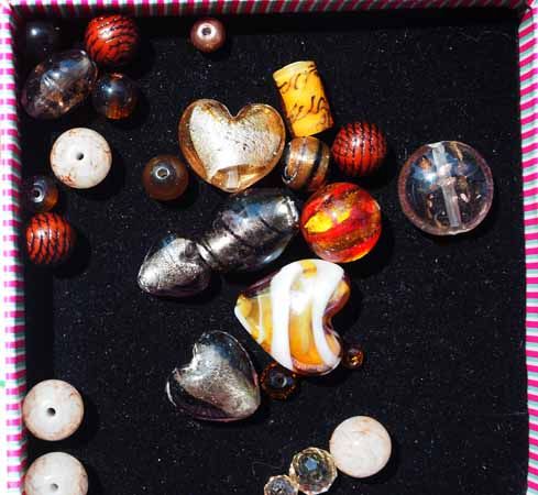 Lot de 26 Perles verre de styles différents  ovale ,ronde, plate, coeur... différents ton marron clair et foncé