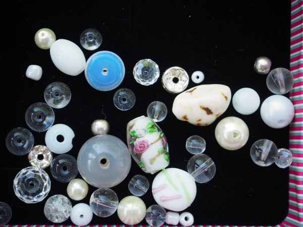 Lot de 35 Perles verre de styles différents  ovale ,ronde, plate, coeur différents tons blanc et transparent