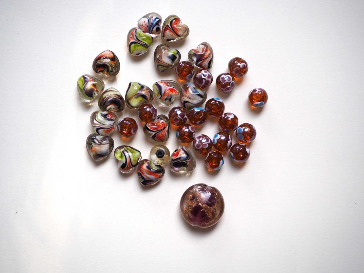 Lot de 37 perles env tons noirs/ orangés de différentes formes coeurs, rondes