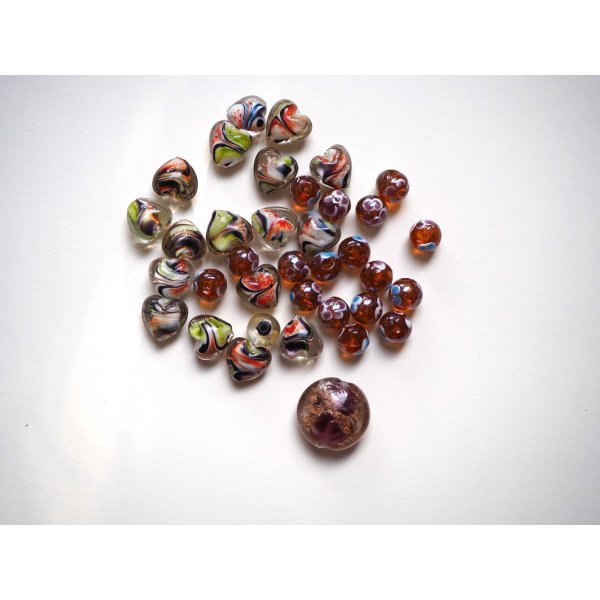 Lot de 37 perles env tons noirs/ orangés de différentes formes coeurs, rondes