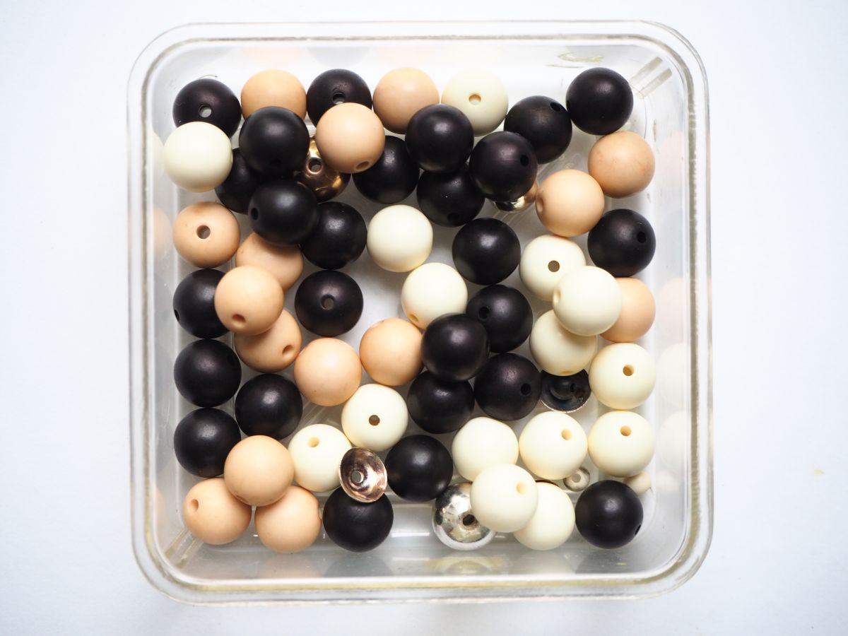 Lot 40 perles en résine 10mm beige/ecru/noir