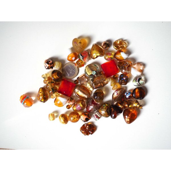 Lot de 50 perles env tons rouges, orangés de différentes formes