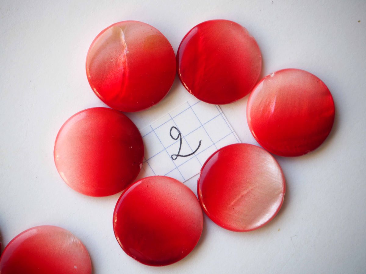 Lot  perles NACRE, 20mm,  tons rouge orangé nuancé, trou transversal+/-1mm 