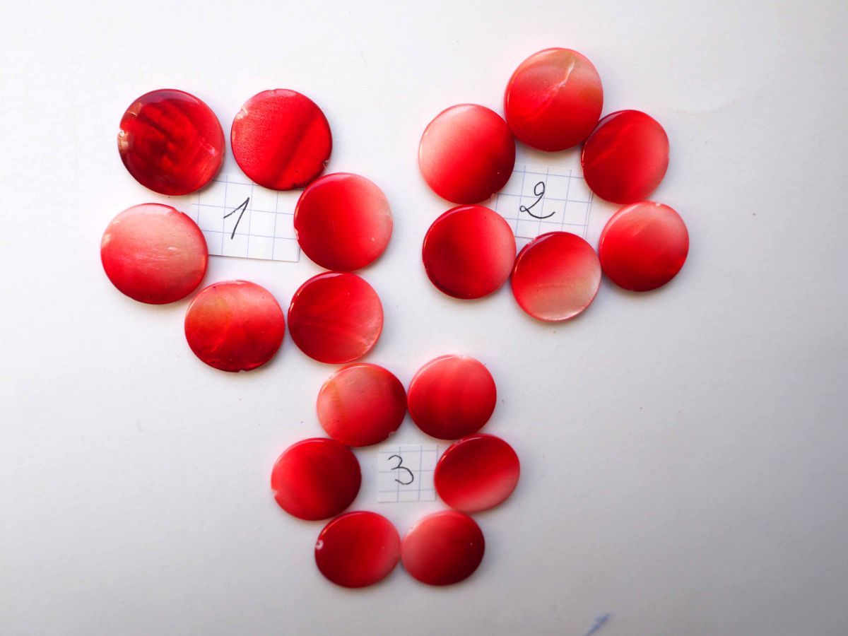 Lot  perles NACRE, 20mm,  tons rouge orangé nuancé, trou transversal+/-1mm 