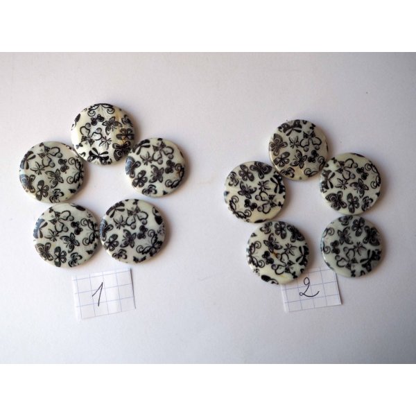 Lot 5 perles NACRE, 20mm,  fleurs noires sur fond blanc , trou transversal+/-1mm