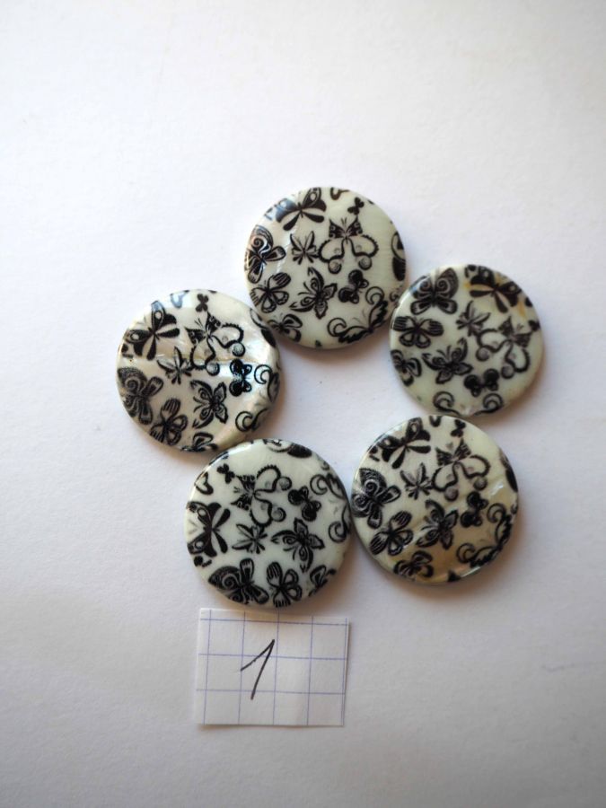 Lot 5 perles NACRE, 20mm,  fleurs noires sur fond blanc , trou transversal+/-1mm