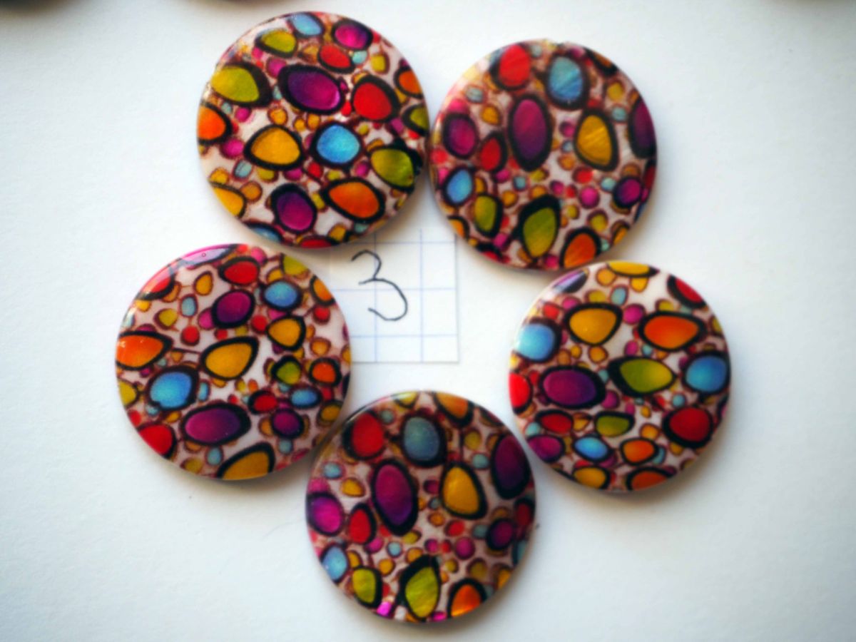 Lot 5 perles NACRE, 25mm,  taches multicolores , trou transversal+/-1mm