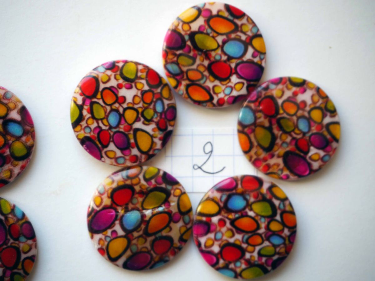 Lot 5 perles NACRE, 25mm,  taches multicolores , trou transversal+/-1mm