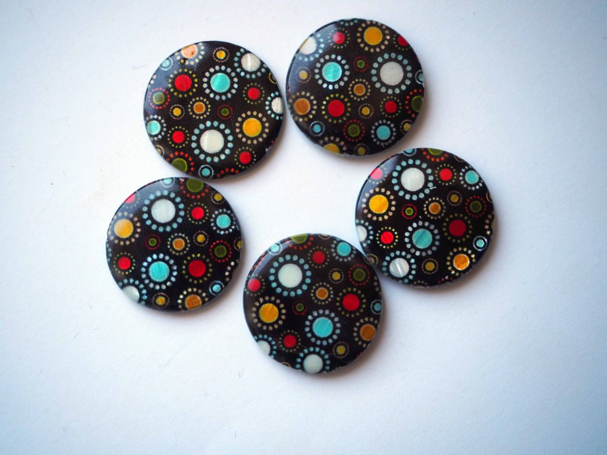 Lot 5 perles NACRE, 30mm, fond noir avec ronds multicolores, trou transversal+/-1mm