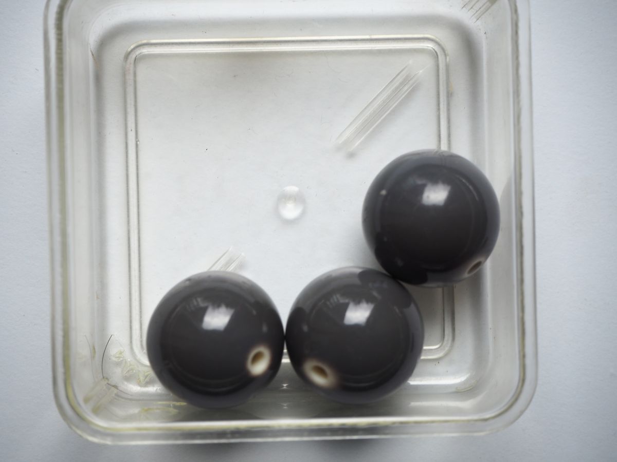 Lot 3 perles en résine couleur grise 25mm 
