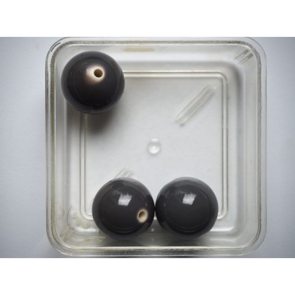 Lot 3 perles en résine couleur grise 25mm 