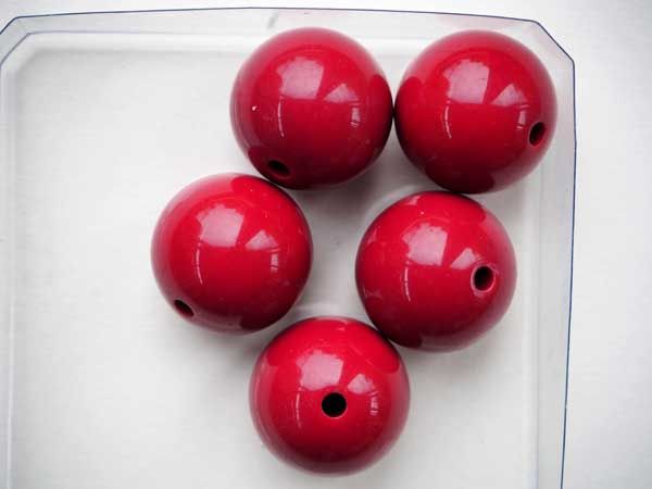 Lot 5 perles en résine couleur rouge foncé 20mm 