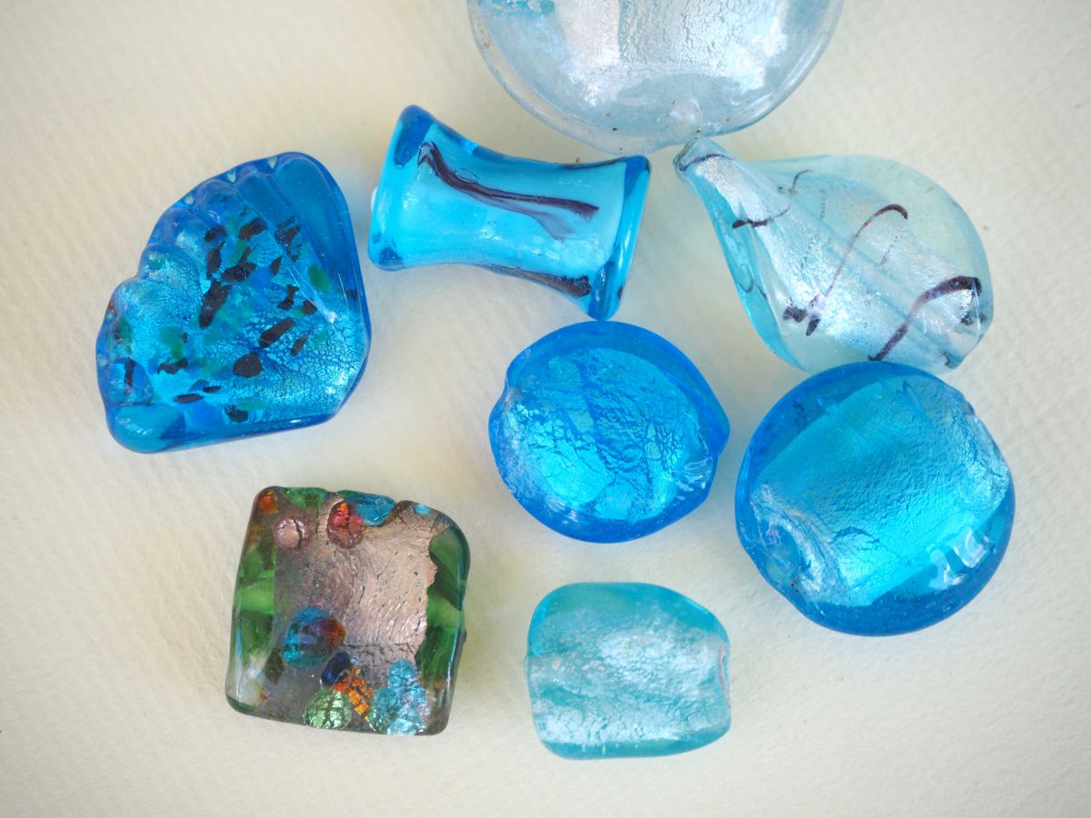 Lot de 7 perles en verre différentes  tons turquoise avec fleurs, argent et motifs