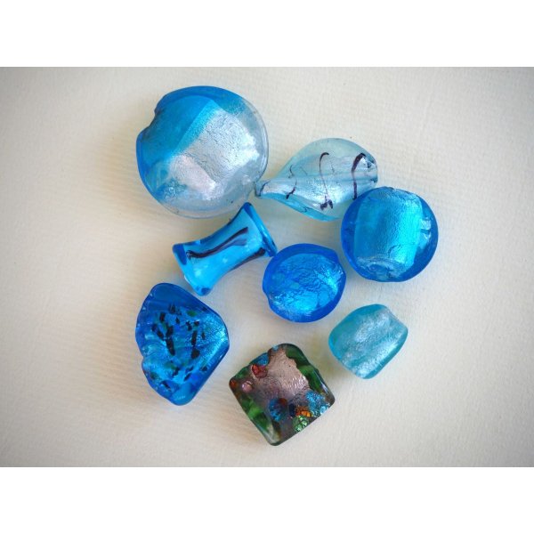 Lot de 7 perles en verre différentes  tons turquoise avec fleurs, argent et motifs