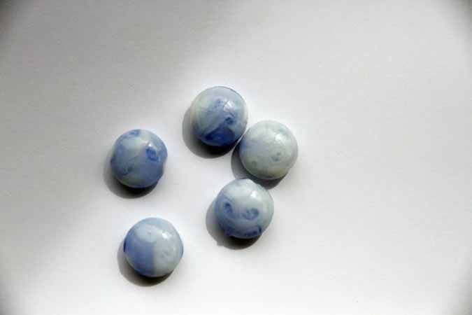 Lot de 5 Perles verre , italian style, rondes aplaties  diamètre 1,5cm tons bleu lavande avec traces blanches 