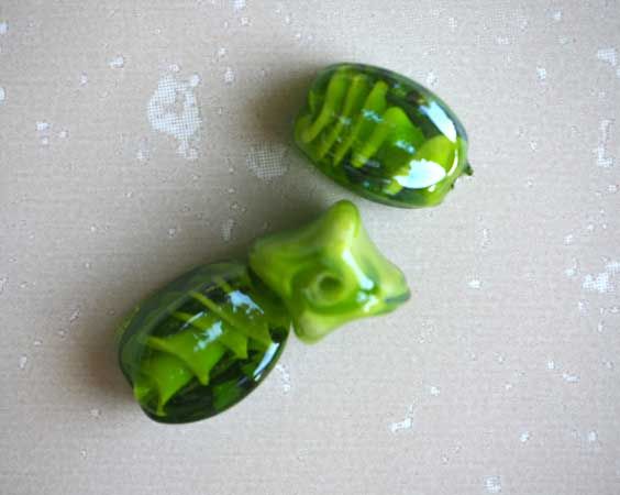 Lot de 3 Perles verre vert  20x15mm pâte de verre blanche à l'intérieur 