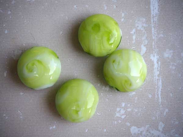 Lot de 4 Perles verre vert clair ronde plate 15mm non unie, traits blancs à l'intérieur 