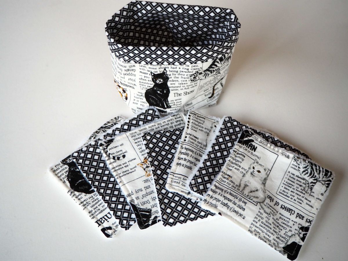 Pochon réversible et 7 lingettes démaquillantes lavables, coton, tissu noir/blanc journal/chats