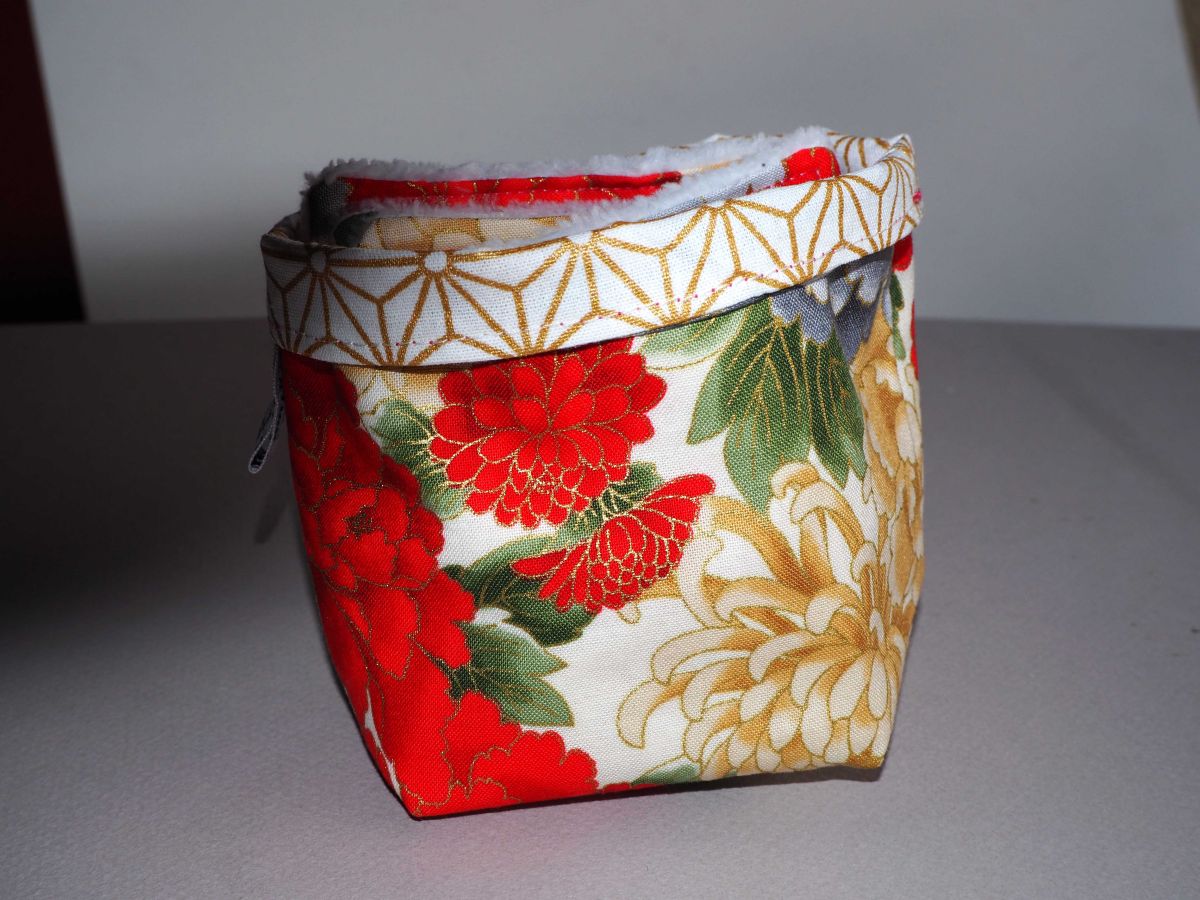 Pochon réversible et 7 lingettes démaquillantes lavables, coton, tissu japonais fleurs rouges avec doré