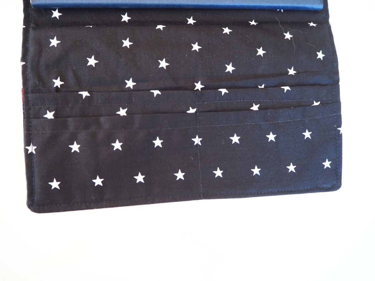 Porte chéquier en tissu, coton espace, int coton uni noir étoiles blanches, 19x11 fermé