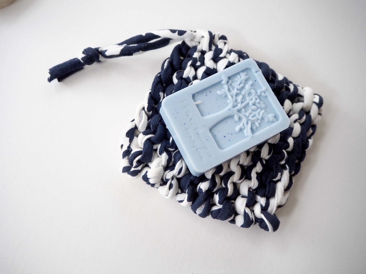 Porte-savon tawashi , lavable, inusable, tricoté main, coton bleu marin et blanc