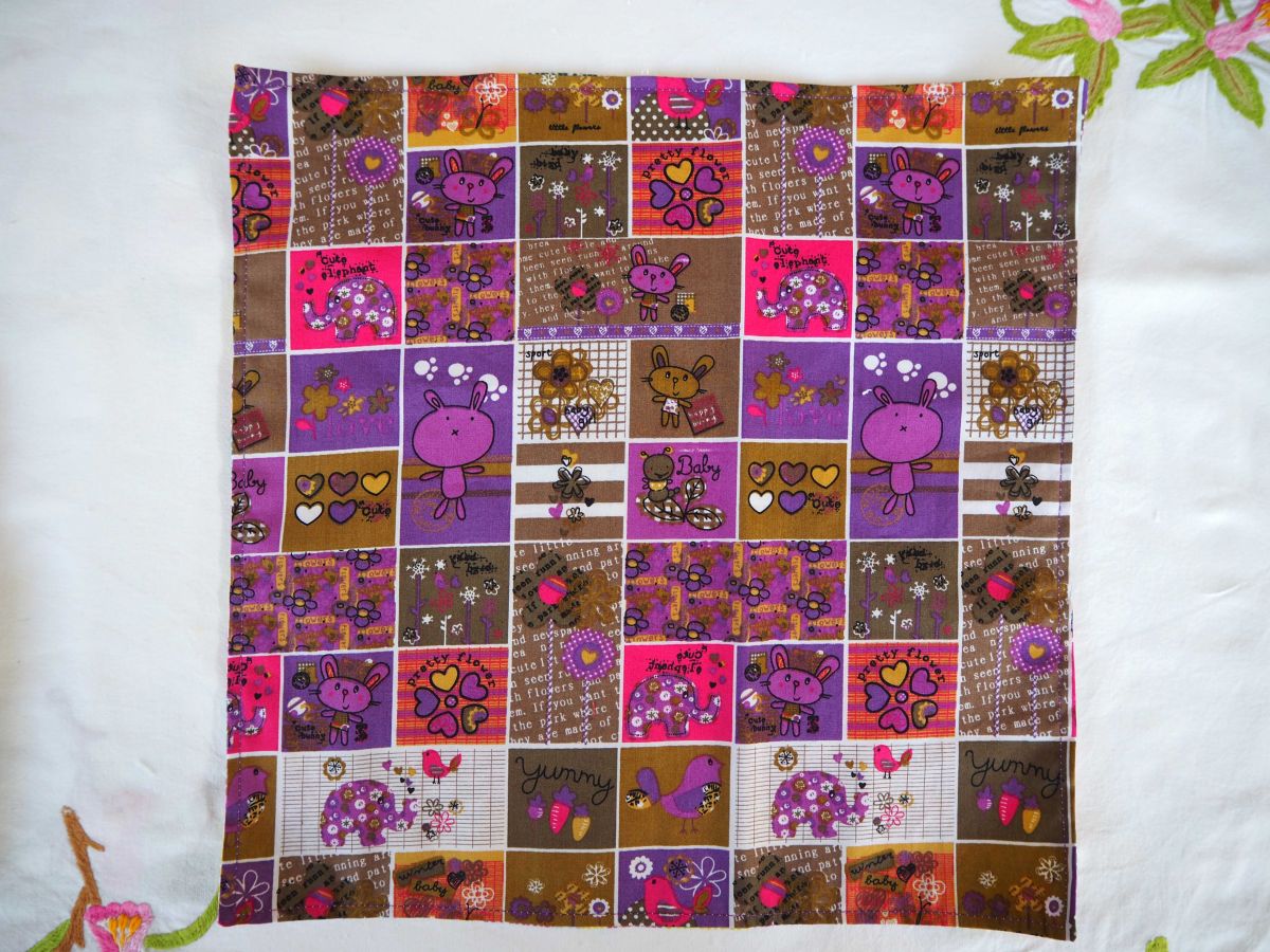 26- Serviette de table 33x33cm, carreaux avec motifs violet et pointillés jaune rose vert