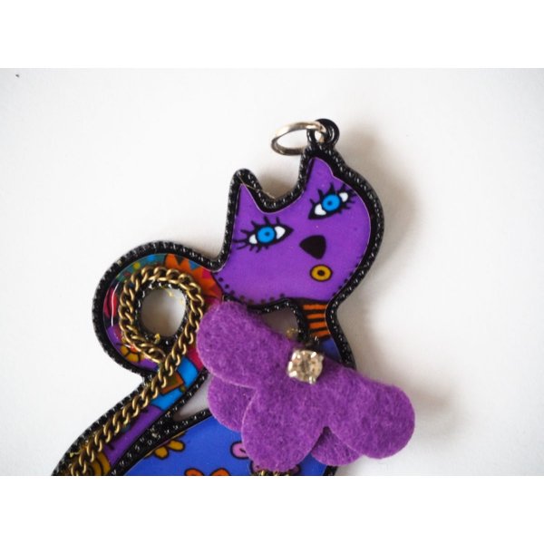 Très beau pendentif chat, violet , résine, 7cm de haut avec fleurs