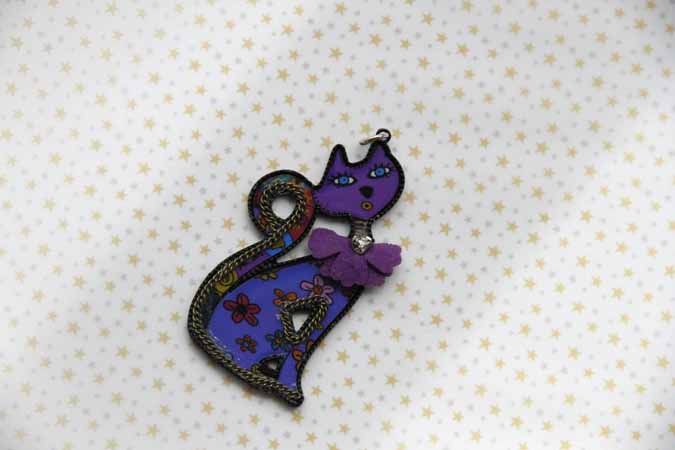 Très beau pendentif chat, violet , résine, 7cm de haut avec fleurs
