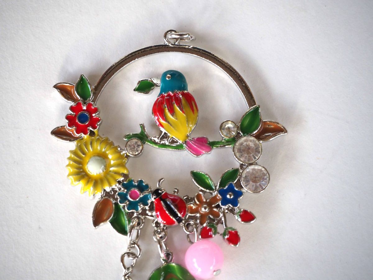 Très beau pendentif perroquet multicolore sur branche entouré de fleurs avec breloques