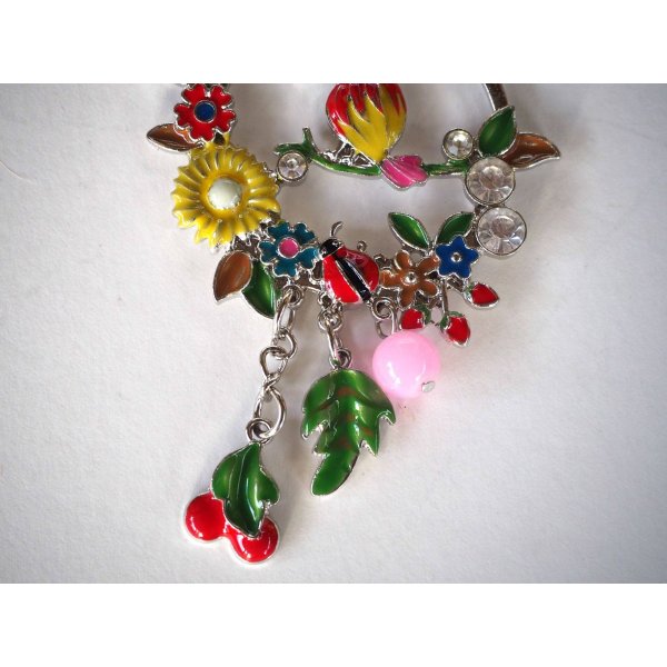 Très beau pendentif perroquet multicolore sur branche entouré de fleurs avec breloques