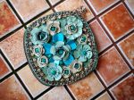 Très grand pendentif, avec roses alu sur cuir synth, tons bleu pour porte clé, bijou de sac