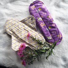 Serviette hygiénique T2 eponge 2 épaisseurs, lavable, violet avec fleurs