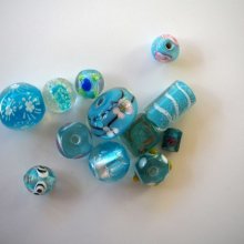 Lot de 12 perles en verre différentes 10 à 18mm, tons turquoise avec fleurs, argent et motifs