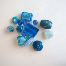 Lot de 15 perles en verre différentes  tons turquoise avec fleurs, argent et motifs