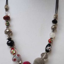 COLLIER perles de matières différentes, tons rouge, noir, argenté, fermoir mousqueton, chaine d'allonge
