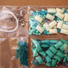 Bel ensemble de perles pour fabriquer un collier ou autre, tons écru/turquoise