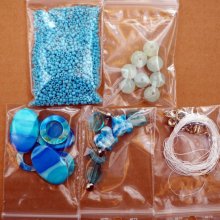 Bel ensemble de perles pour fabriquer un collier ou autre, tons turquoise verre et nacre