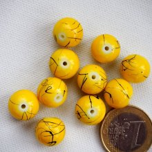 Bel ensemble de 10 perles en verre identiques, tons jaune veinés noir
