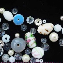 Lot de 35 Perles verre de styles différents  ovale ,ronde, plate, coeur différents tons blanc et transparent
