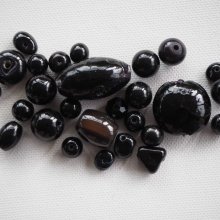 Lot de 26 perles en verre différentes, tons noirs  brillant 8 à 25mm
