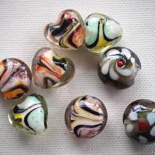 Lot de 8 perles en verre différentes, 4 modèels différents, colorés avec noir