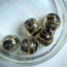 5 perles en résine transparentes, fond noir avec chaîne dorée 20mm 