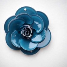 Belle fleur en résine brillante 5,5cmx2cm, entre deux, bleu
