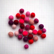 Ensemble 32 perles laine feutrée, couleur Saint-Valentin, +/-10mm
