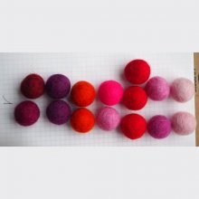 Ensemble 15 perles laine feutrée, couleur Saint-Valentin, +/-25mm