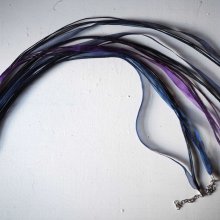 Tour de cou, collier court, fil coton et ruban, tons bleu foncé/violet